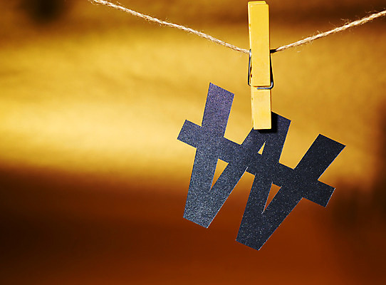 포토 JPG 문자 기호 줄 상징 돈 표시 집게 사람없음 금융 경제 원화 화폐기호 통화 역슬래시 국내포토 모션 재산 화폐 파일형식