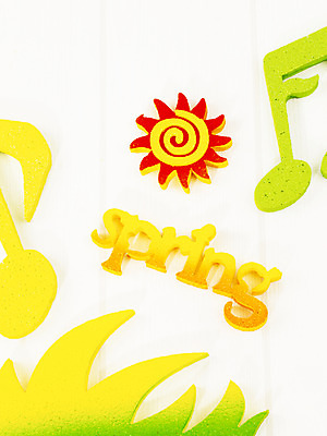 포토 JPG 스튜디오촬영 모양 문자 기호 알파벳 영어 계절 음표 잔디 사람없음 장식 단어 태양 모형 봄 풀 오브젝트 교구 국내포토 자연요소 식물 교육 음악 실내 파일형식