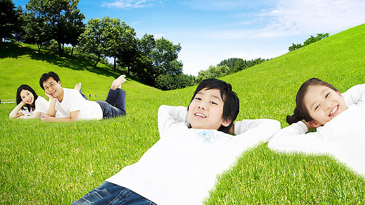 PSD 나무 식물 구름 편집이미지 공원 여자 남자 딸 아들 어린이 엎드리기 가족 하늘 엄마 웃음 사람 풍경 소녀 소년 잔디 여러명 눕기 소풍 봄 풀 아빠 핵가족 이미지편집 자연요소 계절 공공시설 다수 관계 모션 표정 야외활동 파일형식