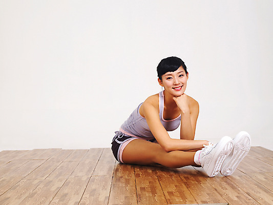 포토 JPG 스튜디오촬영 전신 라이프스타일 여자 포즈 몸매관리 다이어트 실내 건강 한명 웃음 사람 앉기 손짓 20대 성인 라이프 운동복 운동 건강관리 스트레칭 한국인 마루 여자만 여자한명만 성인여자만 청년만 청년여자만 성인한명만 청년여자한명만 성인여자한명만 성인만 국내포토 1 옷 모션 바닥 표정 관리 동양인 청년 내부 생활 파일형식