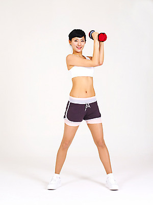 포토 JPG 스튜디오촬영 전신 라이프스타일 여자 몸매관리 다이어트 실내 건강 한명 서기 웃음 누끼 사람 손짓 20대 성인 라이프 앞모습 운동복 운동 건강관리 운동기구 아령 한국인 여자만 여자한명만 성인여자만 청년만 청년여자만 성인한명만 청년여자한명만 성인여자한명만 성인만 국내포토 1 옷 뷰포인트 모션 표정 관리 동양인 청년 내부 생활 헬스 파일형식