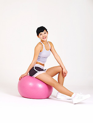 포토 JPG 스튜디오촬영 전신 라이프스타일 여자 포즈 몸매관리 다이어트 실내 건강 한명 웃음 누끼 사람 앉기 손짓 20대 성인 라이프 운동복 운동 건강관리 운동기구 스트레칭 한국인 짐볼 여자만 여자한명만 성인여자만 청년만 청년여자만 성인한명만 청년여자한명만 성인여자한명만 성인만 국내포토 1 옷 모션 표정 관리 동양인 청년 내부 생활 헬스 파일형식