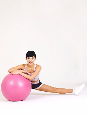 포토 JPG 스튜디오촬영 전신 라이프스타일 여자 포즈 몸매관리 다이어트 실내 건강 한명 웃음 누끼 사람 손짓 20대 성인 라이프 운동복 운동 건강관리 운동기구 스트레칭 한국인 짐볼 여자만 여자한명만 성인여자만 청년만 청년여자만 성인한명만 청년여자한명만 성인여자한명만 성인만 국내포토 1 옷 모션 표정 관리 동양인 청년 내부 생활 헬스 파일형식