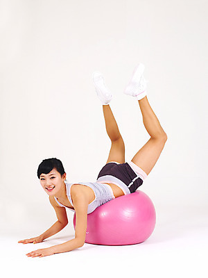 포토 JPG 스튜디오촬영 전신 라이프스타일 여자 엎드리기 포즈 몸매관리 다이어트 실내 건강 한명 웃음 누끼 사람 손짓 20대 성인 라이프 운동복 운동 건강관리 운동기구 스트레칭 한국인 짐볼 여자만 여자한명만 성인여자만 청년만 청년여자만 성인한명만 청년여자한명만 성인여자한명만 성인만 국내포토 1 옷 모션 표정 관리 동양인 청년 내부 생활 헬스 파일형식