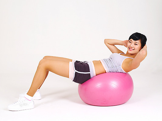 포토 JPG 스튜디오촬영 전신 라이프스타일 여자 몸매관리 다이어트 실내 건강 한명 웃음 누끼 사람 손짓 20대 성인 라이프 옆모습 운동복 눕기 운동 건강관리 운동기구 스트레칭 한국인 짐볼 윗몸일으키기 여자만 여자한명만 성인여자만 청년만 청년여자만 성인한명만 청년여자한명만 성인여자한명만 성인만 국내포토 1 옷 뷰포인트 모션 표정 관리 동양인 청년 내부 생활 헬스 파일형식