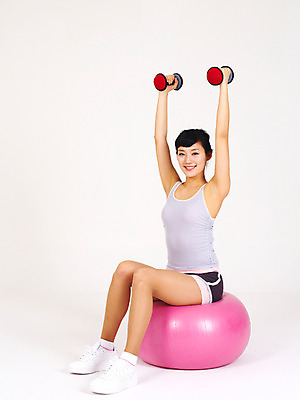 포토 JPG 스튜디오촬영 전신 라이프스타일 여자 몸매관리 다이어트 실내 건강 한명 웃음 누끼 사람 앉기 손짓 20대 성인 라이프 운동복 운동 건강관리 운동기구 아령 한국인 짐볼 여자만 여자한명만 성인여자만 청년만 청년여자만 성인한명만 청년여자한명만 성인여자한명만 성인만 국내포토 1 옷 모션 표정 관리 동양인 청년 내부 생활 헬스 파일형식