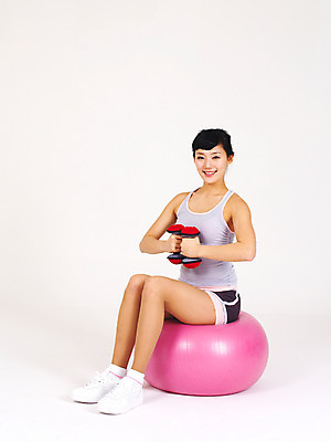 포토 JPG 스튜디오촬영 전신 라이프스타일 여자 몸매관리 다이어트 실내 건강 한명 웃음 누끼 사람 앉기 손짓 20대 성인 라이프 운동복 운동 건강관리 운동기구 아령 한국인 짐볼 여자만 여자한명만 성인여자만 청년만 청년여자만 성인한명만 청년여자한명만 성인여자한명만 성인만 국내포토 1 옷 모션 표정 관리 동양인 청년 내부 생활 헬스 파일형식