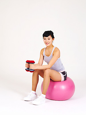 포토 JPG 스튜디오촬영 전신 라이프스타일 여자 몸매관리 다이어트 실내 건강 한명 웃음 누끼 사람 앉기 손짓 20대 성인 라이프 운동복 운동 건강관리 운동기구 아령 한국인 짐볼 여자만 여자한명만 성인여자만 청년만 청년여자만 성인한명만 청년여자한명만 성인여자한명만 성인만 국내포토 1 옷 모션 표정 관리 동양인 청년 내부 생활 헬스 파일형식