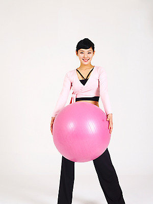 포토 JPG 스튜디오촬영 전신 라이프스타일 여자 포즈 몸매관리 다이어트 실내 건강 한명 서기 웃음 누끼 사람 손짓 20대 성인 라이프 앞모습 운동 건강관리 운동기구 스트레칭 한국인 짐볼 요가복 여자만 여자한명만 성인여자만 청년만 청년여자만 성인한명만 청년여자한명만 성인여자한명만 성인만 국내포토 1 뷰포인트 요가 모션 표정 관리 동양인 청년 내부 생활 운동복 헬스 파일형식