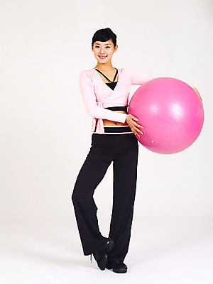 포토 JPG 스튜디오촬영 전신 라이프스타일 여자 포즈 몸매관리 다이어트 실내 건강 한명 서기 웃음 누끼 사람 손짓 20대 성인 라이프 앞모습 운동 건강관리 운동기구 스트레칭 한국인 짐볼 요가복 여자만 여자한명만 성인여자만 청년만 청년여자만 성인한명만 청년여자한명만 성인여자한명만 성인만 국내포토 1 뷰포인트 요가 모션 표정 관리 동양인 청년 내부 생활 운동복 헬스 파일형식