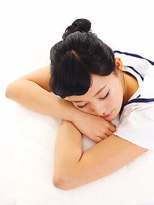 포토 JPG 스튜디오촬영 라이프스타일 여자 엎드리기 포즈 쿠션 베개 휴식 실내 한명 사람 동양인 손짓 상반신 20대 성인 라이프 눈감음 한국인 잠 수면 여자만 여자한명만 성인여자만 청년만 청년여자만 성인한명만 청년여자한명만 성인여자한명만 성인만 국내포토 1 컨셉 침구 모션 인종 청년 내부 생활 물 파일형식