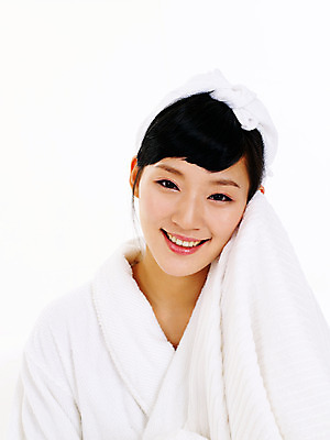 포토 JPG 스튜디오촬영 라이프스타일 여자 포즈 실내 한명 미소 웃음 사람 앉기 동양인 손짓 상반신 20대 성인 라이프 앞모습 수건 뷰티 한국인 목욕가운 세수 여자만 여자한명만 성인여자만 청년만 청년여자만 성인한명만 청년여자한명만 성인여자한명만 성인만 국내포토 1 뷰포인트 모션 표정 인종 청년 내부 생활 위생용품 청결 가운 파일형식