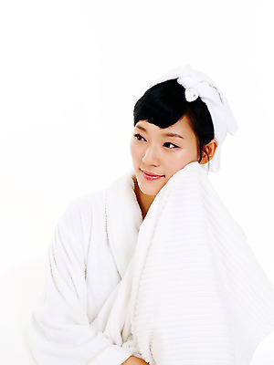 포토 JPG 스튜디오촬영 라이프스타일 여자 포즈 실내 한명 사람 앉기 동양인 손짓 상반신 20대 성인 라이프 앞모습 수건 뷰티 한국인 목욕가운 세수 여자만 여자한명만 성인여자만 청년만 청년여자만 성인한명만 청년여자한명만 성인여자한명만 성인만 국내포토 1 뷰포인트 모션 인종 청년 내부 생활 위생용품 청결 가운 파일형식