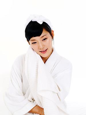 포토 JPG 스튜디오촬영 라이프스타일 여자 포즈 실내 한명 사람 앉기 동양인 손짓 상반신 20대 성인 라이프 앞모습 수건 뷰티 한국인 목욕가운 세수 여자만 여자한명만 성인여자만 청년만 청년여자만 성인한명만 청년여자한명만 성인여자한명만 성인만 국내포토 1 뷰포인트 모션 인종 청년 내부 생활 위생용품 청결 가운 파일형식