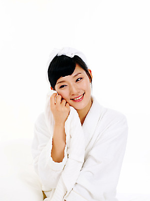 포토 JPG 스튜디오촬영 라이프스타일 여자 포즈 실내 한명 미소 웃음 누끼 사람 앉기 동양인 손짓 상반신 20대 성인 라이프 앞모습 수건 뷰티 한국인 목욕가운 세수 여자만 여자한명만 성인여자만 청년만 청년여자만 성인한명만 청년여자한명만 성인여자한명만 성인만 국내포토 1 뷰포인트 모션 표정 인종 청년 내부 생활 위생용품 청결 가운 파일형식