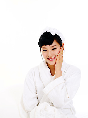 포토 JPG 스튜디오촬영 라이프스타일 여자 포즈 실내 한명 미소 웃음 누끼 사람 앉기 동양인 손짓 상반신 20대 성인 라이프 앞모습 수건 뷰티 한국인 목욕가운 세수 여자만 여자한명만 성인여자만 청년만 청년여자만 성인한명만 청년여자한명만 성인여자한명만 성인만 국내포토 1 뷰포인트 모션 표정 인종 청년 내부 생활 위생용품 청결 가운 파일형식