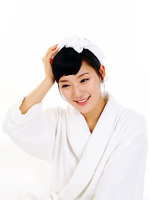 포토 JPG 스튜디오촬영 라이프스타일 여자 포즈 실내 한명 미소 웃음 누끼 사람 앉기 동양인 손짓 상반신 20대 성인 라이프 앞모습 수건 뷰티 한국인 목욕가운 세수 여자만 여자한명만 성인여자만 청년만 청년여자만 성인한명만 청년여자한명만 성인여자한명만 성인만 국내포토 1 뷰포인트 모션 표정 인종 청년 내부 생활 위생용품 청결 가운 파일형식