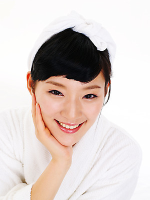 포토 JPG 스튜디오촬영 라이프스타일 여자 포즈 실내 한명 미소 웃음 사람 앉기 동양인 손짓 상반신 20대 성인 라이프 앞모습 수건 뷰티 한국인 목욕가운 세수 여자만 여자한명만 성인여자만 청년만 청년여자만 성인한명만 청년여자한명만 성인여자한명만 성인만 국내포토 1 뷰포인트 모션 표정 인종 청년 내부 생활 위생용품 청결 가운 파일형식