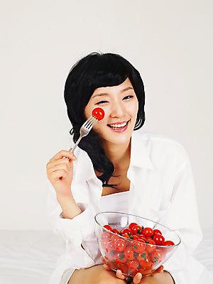 포토 JPG 스튜디오촬영 식물 라이프스타일 그릇 웰빙 여자 음식 포즈 포크 토마토 채소 방울토마토 실내 건강 한명 미소 웃음 사람 앉기 동양인 손짓 상반신 20대 성인 라이프 앞모습 한국인 믹싱볼 여자만 여자한명만 성인여자만 청년만 청년여자만 성인한명만 청년여자한명만 성인여자한명만 성인만 국내포토 1 식기 뷰포인트 모션 표정 인종 청년 내부 생활 파일형식