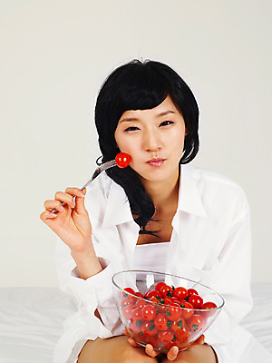 포토 JPG 스튜디오촬영 식물 라이프스타일 그릇 웰빙 여자 음식 포즈 포크 토마토 채소 방울토마토 실내 건강 한명 사람 앉기 동양인 손짓 상반신 20대 성인 라이프 앞모습 한국인 믹싱볼 여자만 여자한명만 성인여자만 청년만 청년여자만 성인한명만 청년여자한명만 성인여자한명만 성인만 국내포토 1 식기 뷰포인트 모션 인종 청년 내부 생활 파일형식