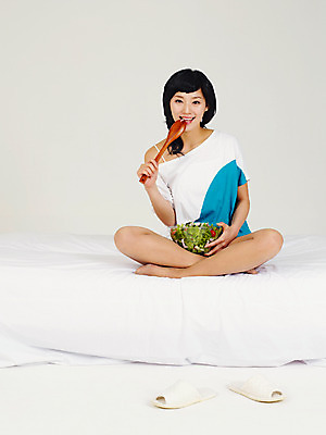 포토 JPG 스튜디오촬영 전신 라이프스타일 그릇 웰빙 여자 포즈 다이어트 채소 슬리퍼 실내 건강 한명 미소 웃음 사람 앉기 동양인 손짓 20대 성인 라이프 앞모습 숟가락 샐러드 한국인 침대 양상추 상추 먹기 주걱 믹싱스푼 새싹채소 샐러드주걱 믹싱볼 여자만 여자한명만 성인여자만 청년만 청년여자만 성인한명만 청년여자한명만 성인여자한명만 성인만 국내포토 1 식기 음식 뷰포인트 가구 신발 모션 주방용품 수저 표정 인종 청년 내부 생활 파일형식