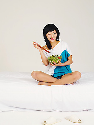 포토 JPG 스튜디오촬영 전신 라이프스타일 그릇 웰빙 여자 포즈 다이어트 채소 슬리퍼 실내 건강 한명 미소 웃음 사람 앉기 동양인 손짓 20대 성인 라이프 앞모습 숟가락 샐러드 한국인 침대 양상추 상추 주걱 믹싱스푼 새싹채소 샐러드주걱 믹싱볼 여자만 여자한명만 성인여자만 청년만 청년여자만 성인한명만 청년여자한명만 성인여자한명만 성인만 국내포토 1 식기 음식 뷰포인트 가구 신발 모션 주방용품 수저 표정 인종 청년 내부 생활 파일형식