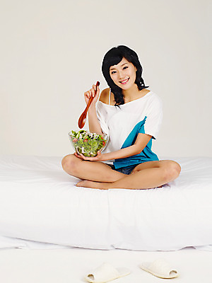 포토 JPG 스튜디오촬영 전신 라이프스타일 그릇 웰빙 여자 포즈 다이어트 채소 슬리퍼 실내 건강 한명 미소 웃음 사람 앉기 동양인 손짓 20대 성인 라이프 앞모습 숟가락 샐러드 한국인 침대 양상추 상추 주걱 믹싱스푼 새싹채소 샐러드주걱 믹싱볼 여자만 여자한명만 성인여자만 청년만 청년여자만 성인한명만 청년여자한명만 성인여자한명만 성인만 국내포토 1 식기 음식 뷰포인트 가구 신발 모션 주방용품 수저 표정 인종 청년 내부 생활 파일형식