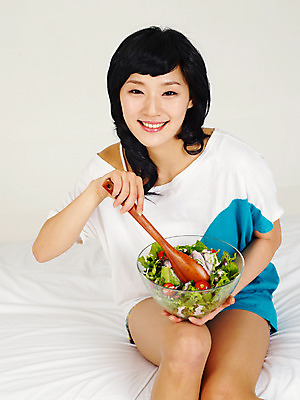 포토 JPG 스튜디오촬영 라이프스타일 그릇 웰빙 여자 포즈 다이어트 채소 실내 건강 한명 미소 웃음 사람 앉기 동양인 손짓 상반신 20대 성인 라이프 앞모습 숟가락 샐러드 한국인 침대 양상추 상추 주걱 믹싱스푼 새싹채소 샐러드주걱 믹싱볼 여자만 여자한명만 성인여자만 청년만 청년여자만 성인한명만 청년여자한명만 성인여자한명만 성인만 국내포토 1 식기 음식 뷰포인트 가구 모션 주방용품 수저 표정 인종 청년 내부 생활 파일형식