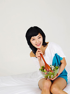 포토 JPG 스튜디오촬영 라이프스타일 그릇 웰빙 여자 포즈 다이어트 채소 실내 건강 한명 미소 웃음 사람 앉기 동양인 손짓 상반신 20대 성인 라이프 앞모습 숟가락 샐러드 한국인 침대 양상추 상추 주걱 믹싱스푼 새싹채소 샐러드주걱 믹싱볼 여자만 여자한명만 성인여자만 청년만 청년여자만 성인한명만 청년여자한명만 성인여자한명만 성인만 국내포토 1 식기 음식 뷰포인트 가구 모션 주방용품 수저 표정 인종 청년 내부 생활 파일형식