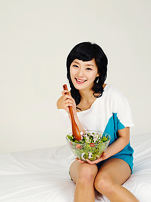 포토 JPG 스튜디오촬영 라이프스타일 그릇 웰빙 여자 포즈 다이어트 채소 실내 건강 한명 미소 웃음 사람 앉기 동양인 손짓 상반신 20대 성인 라이프 앞모습 숟가락 샐러드 한국인 침대 양상추 상추 주걱 믹싱스푼 새싹채소 샐러드주걱 믹싱볼 여자만 여자한명만 성인여자만 청년만 청년여자만 성인한명만 청년여자한명만 성인여자한명만 성인만 국내포토 1 식기 음식 뷰포인트 가구 모션 주방용품 수저 표정 인종 청년 내부 생활 파일형식