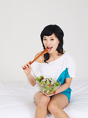 포토 JPG 스튜디오촬영 라이프스타일 그릇 웰빙 여자 포즈 다이어트 채소 실내 건강 한명 미소 웃음 사람 앉기 동양인 손짓 상반신 20대 성인 라이프 앞모습 숟가락 샐러드 한국인 침대 양상추 상추 먹기 주걱 믹싱스푼 새싹채소 샐러드주걱 믹싱볼 여자만 여자한명만 성인여자만 청년만 청년여자만 성인한명만 청년여자한명만 성인여자한명만 성인만 국내포토 1 식기 음식 뷰포인트 가구 모션 주방용품 수저 표정 인종 청년 내부 생활 파일형식