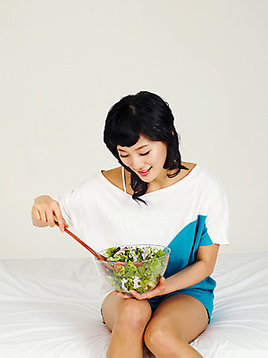 포토 JPG 스튜디오촬영 라이프스타일 그릇 웰빙 여자 포즈 다이어트 채소 실내 건강 한명 사람 앉기 동양인 손짓 상반신 20대 성인 라이프 앞모습 숟가락 샐러드 한국인 침대 양상추 상추 주걱 믹싱스푼 새싹채소 샐러드주걱 믹싱볼 여자만 여자한명만 성인여자만 청년만 청년여자만 성인한명만 청년여자한명만 성인여자한명만 성인만 국내포토 1 식기 음식 뷰포인트 가구 모션 주방용품 수저 인종 청년 내부 생활 파일형식