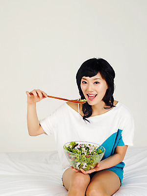 포토 JPG 스튜디오촬영 라이프스타일 그릇 웰빙 여자 포즈 다이어트 채소 실내 건강 한명 미소 웃음 사람 앉기 동양인 손짓 상반신 20대 성인 라이프 앞모습 숟가락 샐러드 한국인 침대 양상추 상추 먹기 주걱 믹싱스푼 새싹채소 샐러드주걱 믹싱볼 여자만 여자한명만 성인여자만 청년만 청년여자만 성인한명만 청년여자한명만 성인여자한명만 성인만 국내포토 1 식기 음식 뷰포인트 가구 모션 주방용품 수저 표정 인종 청년 내부 생활 파일형식