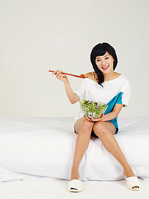 포토 JPG 스튜디오촬영 전신 라이프스타일 그릇 웰빙 여자 포즈 다이어트 채소 슬리퍼 실내 건강 한명 미소 웃음 사람 앉기 동양인 손짓 20대 성인 라이프 앞모습 숟가락 샐러드 한국인 침대 양상추 상추 주걱 믹싱스푼 새싹채소 샐러드주걱 믹싱볼 여자만 여자한명만 성인여자만 청년만 청년여자만 성인한명만 청년여자한명만 성인여자한명만 성인만 국내포토 1 식기 음식 뷰포인트 가구 신발 모션 주방용품 수저 표정 인종 청년 내부 생활 파일형식