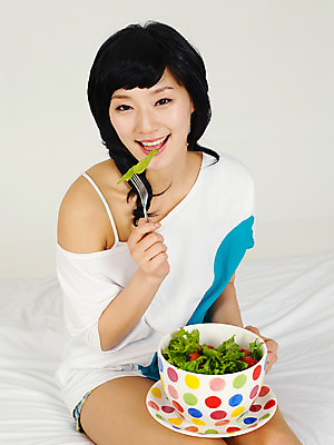 포토 JPG 스튜디오촬영 라이프스타일 그릇 접시 웰빙 여자 포즈 포크 다이어트 토마토 채소 실내 건강 한명 미소 웃음 사람 앉기 동양인 손짓 상반신 20대 성인 라이프 앞모습 샐러드 한국인 양상추 상추 먹기 믹싱볼 여자만 여자한명만 성인여자만 청년만 청년여자만 성인한명만 청년여자한명만 성인여자한명만 성인만 국내포토 1 식기 음식 뷰포인트 모션 표정 인종 청년 내부 생활 파일형식