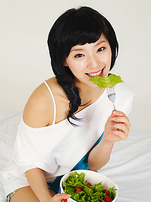 포토 JPG 스튜디오촬영 라이프스타일 그릇 웰빙 여자 포즈 포크 다이어트 토마토 채소 실내 건강 한명 미소 웃음 사람 앉기 동양인 손짓 상반신 20대 성인 라이프 앞모습 샐러드 한국인 양상추 상추 먹기 믹싱볼 여자만 여자한명만 성인여자만 청년만 청년여자만 성인한명만 청년여자한명만 성인여자한명만 성인만 국내포토 1 식기 음식 뷰포인트 모션 표정 인종 청년 내부 생활 파일형식