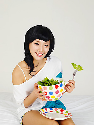 포토 JPG 스튜디오촬영 라이프스타일 그릇 웰빙 여자 포즈 포크 다이어트 채소 실내 건강 한명 미소 웃음 사람 앉기 동양인 손짓 상반신 20대 성인 라이프 앞모습 샐러드 한국인 양상추 상추 믹싱볼 여자만 여자한명만 성인여자만 청년만 청년여자만 성인한명만 청년여자한명만 성인여자한명만 성인만 국내포토 1 식기 음식 뷰포인트 모션 표정 인종 청년 내부 생활 파일형식