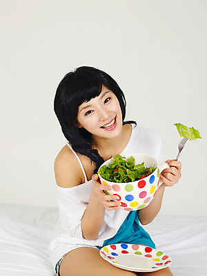 포토 JPG 스튜디오촬영 라이프스타일 그릇 접시 웰빙 여자 포즈 포크 다이어트 토마토 채소 실내 건강 한명 미소 웃음 사람 앉기 동양인 손짓 상반신 20대 성인 라이프 앞모습 샐러드 한국인 양상추 상추 믹싱볼 여자만 여자한명만 성인여자만 청년만 청년여자만 성인한명만 청년여자한명만 성인여자한명만 성인만 국내포토 1 식기 음식 뷰포인트 모션 표정 인종 청년 내부 생활 파일형식