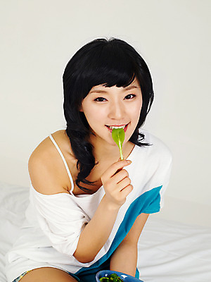 포토 JPG 스튜디오촬영 라이프스타일 웰빙 여자 포즈 다이어트 채소 실내 건강 한명 미소 웃음 사람 앉기 동양인 손짓 상반신 20대 성인 라이프 앞모습 한국인 침대 먹기 청경채 청경채어린잎 여자만 여자한명만 성인여자만 청년만 청년여자만 성인한명만 청년여자한명만 성인여자한명만 성인만 국내포토 1 뷰포인트 가구 잎 모션 표정 인종 청년 내부 생활 파일형식