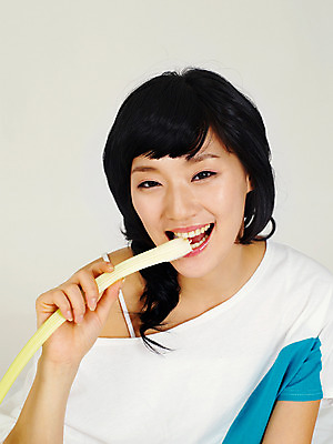 포토 JPG 스튜디오촬영 라이프스타일 웰빙 여자 포즈 다이어트 채소 실내 건강 한명 미소 웃음 사람 앉기 동양인 손짓 상반신 20대 성인 라이프 앞모습 한국인 먹기 샐러리 여자만 여자한명만 성인여자만 청년만 청년여자만 성인한명만 청년여자한명만 성인여자한명만 성인만 국내포토 1 뷰포인트 모션 표정 인종 청년 내부 생활 파일형식