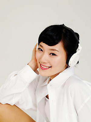 포토 JPG 스튜디오촬영 라이프스타일 여자 여유 포즈 쿠션 베개 휴식 실내 한명 미소 웃음 사람 앉기 동양인 손짓 상반신 20대 성인 라이프 헤드셋 음악감상 한국인 여자만 여자한명만 성인여자만 청년만 청년여자만 성인한명만 청년여자한명만 성인여자한명만 성인만 국내포토 1 감정 음향기기 컨셉 침구 모션 표정 인종 청년 내부 생활 헤드폰 감상 파일형식