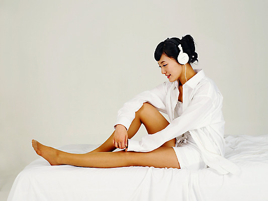 포토 JPG 스튜디오촬영 전신 라이프스타일 여자 여유 포즈 쿠션 베개 휴식 실내 한명 사람 앉기 동양인 손짓 20대 성인 라이프 옆모습 헤드셋 음악감상 한국인 침대 여자만 여자한명만 성인여자만 청년만 청년여자만 성인한명만 청년여자한명만 성인여자한명만 성인만 국내포토 1 감정 뷰포인트 음향기기 가구 컨셉 침구 모션 인종 청년 내부 생활 헤드폰 감상 파일형식