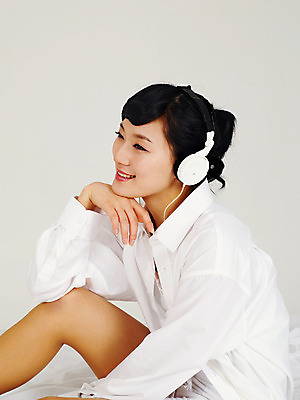 포토 JPG 스튜디오촬영 라이프스타일 여자 여유 포즈 쿠션 베개 휴식 실내 한명 미소 웃음 사람 앉기 동양인 손짓 상반신 20대 성인 라이프 옆모습 헤드셋 음악감상 한국인 여자만 여자한명만 성인여자만 청년만 청년여자만 성인한명만 청년여자한명만 성인여자한명만 성인만 국내포토 1 감정 뷰포인트 음향기기 컨셉 침구 모션 표정 인종 청년 내부 생활 헤드폰 감상 파일형식