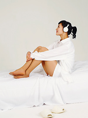 포토 JPG 스튜디오촬영 전신 라이프스타일 여자 여유 포즈 쿠션 베개 휴식 슬리퍼 실내 한명 사람 앉기 동양인 손짓 20대 성인 라이프 옆모습 헤드셋 음악감상 한국인 침대 여자만 여자한명만 성인여자만 청년만 청년여자만 성인한명만 청년여자한명만 성인여자한명만 성인만 국내포토 1 감정 뷰포인트 음향기기 가구 신발 컨셉 침구 모션 인종 청년 내부 생활 헤드폰 감상 파일형식