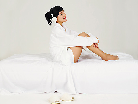 포토 JPG 스튜디오촬영 전신 라이프스타일 여자 여유 포즈 쿠션 베개 휴식 슬리퍼 실내 한명 사람 앉기 동양인 손짓 20대 성인 라이프 옆모습 헤드셋 음악감상 한국인 침대 여자만 여자한명만 성인여자만 청년만 청년여자만 성인한명만 청년여자한명만 성인여자한명만 성인만 국내포토 1 감정 뷰포인트 음향기기 가구 신발 컨셉 침구 모션 인종 청년 내부 생활 헤드폰 감상 파일형식