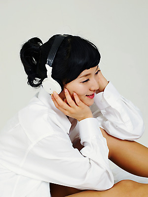 포토 JPG 스튜디오촬영 라이프스타일 여자 여유 포즈 쿠션 베개 휴식 실내 한명 사람 앉기 동양인 손짓 상반신 20대 성인 라이프 옆모습 헤드셋 음악감상 한국인 여자만 여자한명만 성인여자만 청년만 청년여자만 성인한명만 청년여자한명만 성인여자한명만 성인만 국내포토 1 감정 뷰포인트 음향기기 컨셉 침구 모션 인종 청년 내부 생활 헤드폰 감상 파일형식