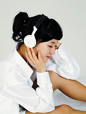 포토 JPG 스튜디오촬영 라이프스타일 여자 여유 포즈 쿠션 베개 휴식 실내 한명 사람 앉기 동양인 손짓 상반신 20대 성인 라이프 옆모습 눈감음 헤드셋 음악감상 한국인 침대 여자만 여자한명만 성인여자만 청년만 청년여자만 성인한명만 청년여자한명만 성인여자한명만 성인만 국내포토 1 감정 뷰포인트 음향기기 가구 컨셉 침구 모션 인종 청년 내부 생활 헤드폰 감상 파일형식