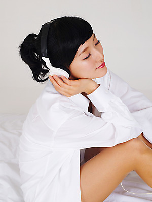 포토 JPG 스튜디오촬영 라이프스타일 여자 여유 포즈 쿠션 베개 휴식 실내 한명 사람 앉기 동양인 손짓 상반신 20대 성인 라이프 눈감음 헤드셋 음악감상 한국인 침대 여자만 여자한명만 성인여자만 청년만 청년여자만 성인한명만 청년여자한명만 성인여자한명만 성인만 국내포토 1 감정 음향기기 가구 컨셉 침구 모션 인종 청년 내부 생활 헤드폰 감상 파일형식