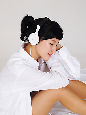 포토 JPG 스튜디오촬영 라이프스타일 여자 여유 포즈 쿠션 베개 휴식 실내 한명 사람 앉기 동양인 손짓 상반신 20대 성인 라이프 옆모습 눈감음 헤드셋 음악감상 한국인 침대 여자만 여자한명만 성인여자만 청년만 청년여자만 성인한명만 청년여자한명만 성인여자한명만 성인만 국내포토 1 감정 뷰포인트 음향기기 가구 컨셉 침구 모션 인종 청년 내부 생활 헤드폰 감상 파일형식