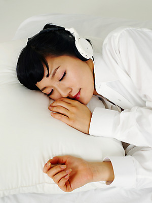 포토 JPG 스튜디오촬영 라이프스타일 여자 여유 포즈 쿠션 베개 휴식 실내 한명 사람 동양인 손짓 상반신 20대 성인 라이프 눕기 눈감음 헤드셋 음악감상 한국인 침대 잠 수면 여자만 여자한명만 성인여자만 청년만 청년여자만 성인한명만 청년여자한명만 성인여자한명만 성인만 국내포토 1 감정 음향기기 가구 컨셉 침구 모션 인종 청년 내부 생활 물 헤드폰 감상 파일형식